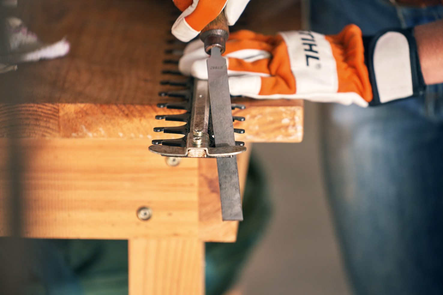 Ostrzenie nożyc do żywopłotu płaskim pilnikiem