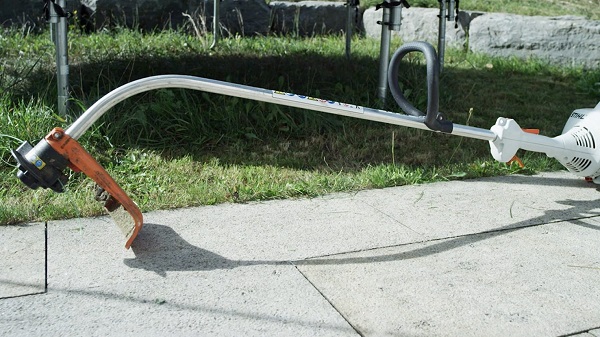 Połóż kosę mechaniczną na ziemi