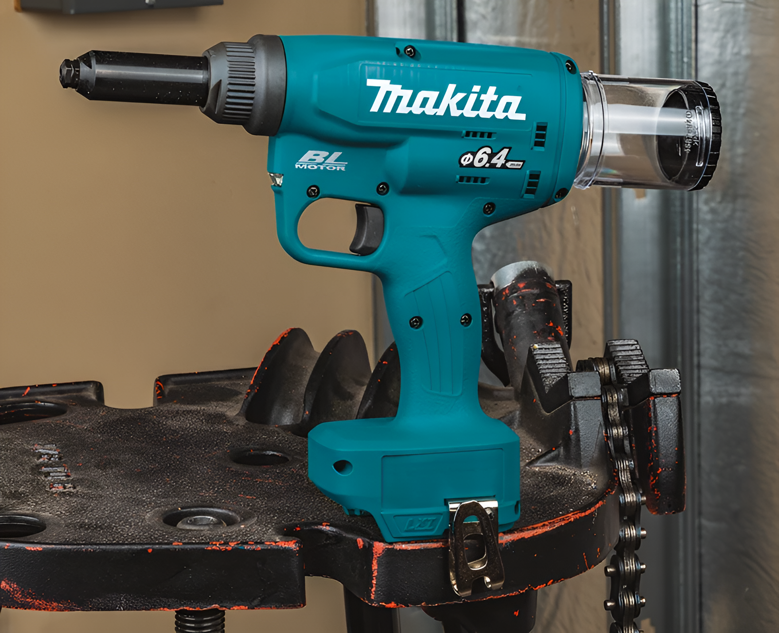 Akumulatorowa nitownica Makita 18 V DRV250ZJ