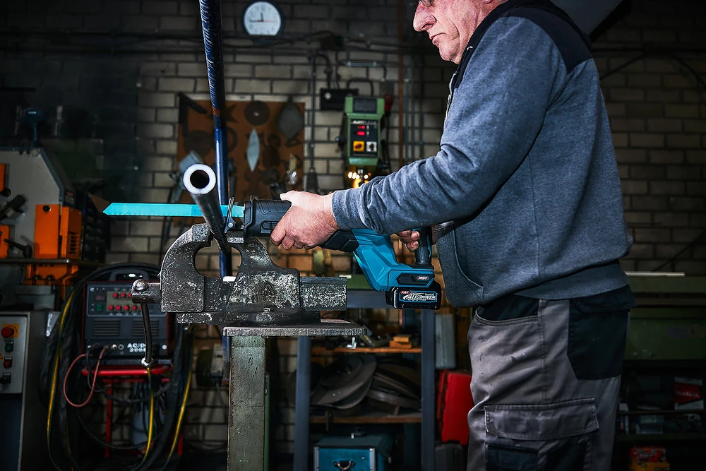 Pilarka szablasta Makita XGT 40V max, model JR001G