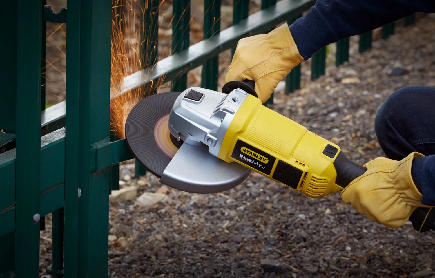 Szlifierka kątowa sieciowa, model Stanley Fatmax FME841