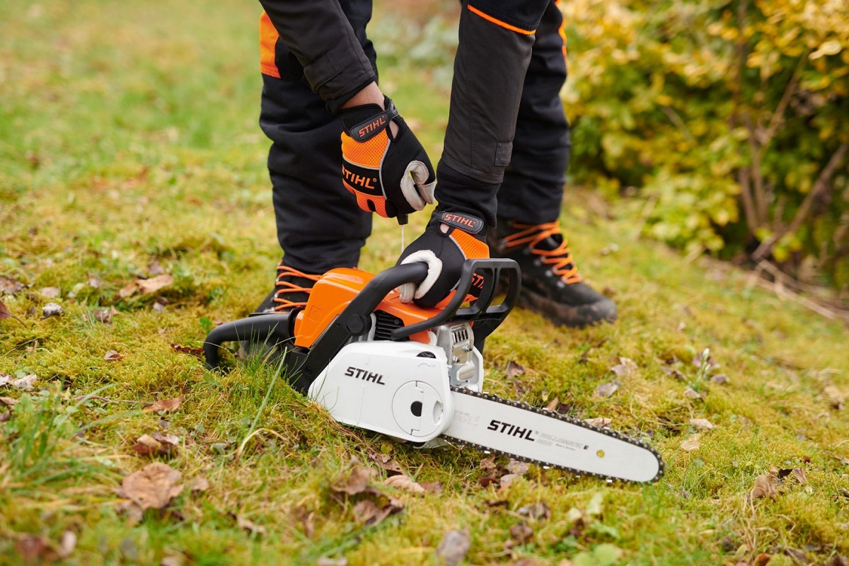 Uruchamianie pilarki spalinowej Stihl