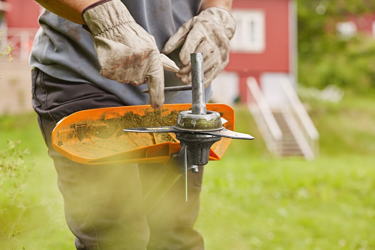 Jak wymienić narzędzie tnące w kosie mechanicznej Stihl?