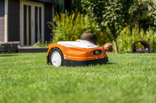 Inteligentny robot koszący do trawników STIHL RMI 422