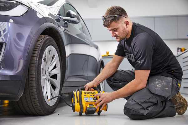 Kompresor samochodowy Dewalt DCC018N