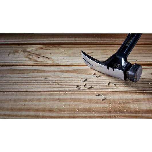 Młotek stalowy DeWALT DWHT51003-0 o masie główki 454g