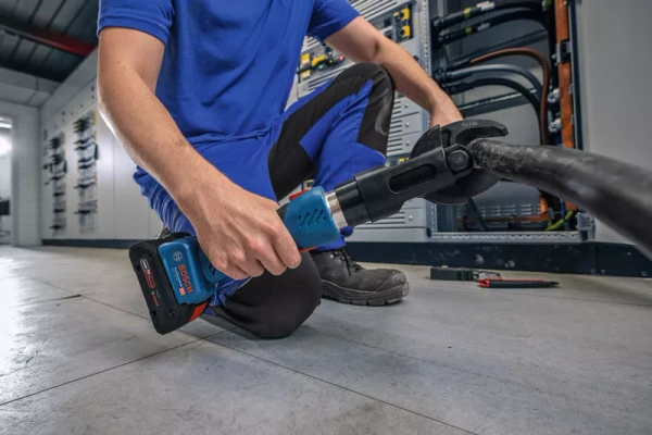 Akumulatorowa przecinarka do kabli Bosch GKH 18V-50 Professional 06019P0000