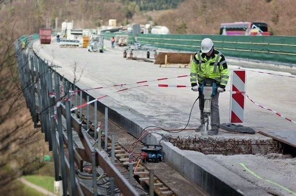 Młot wyburzeniowy Bosch GSH 27 VC