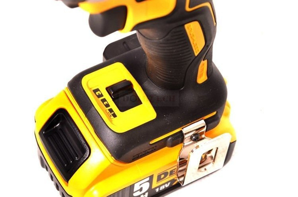 Zakrętarka Dewalt DCF887P2 z zestawem bitów DT70556T