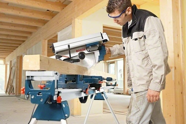 Pilarka ukośnica Bosch GTM 12 JL