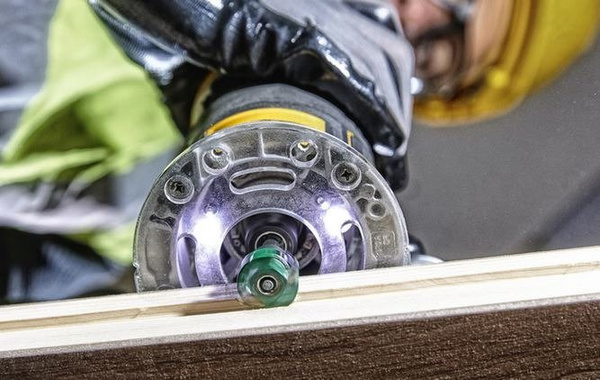 Akumulatorowa frezarka DCW604NT DeWalt + osprzęt