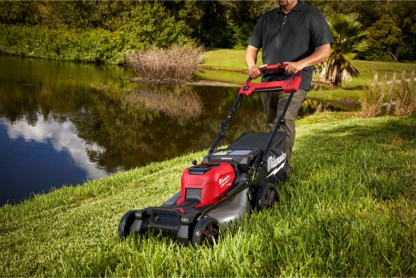 Kosiarka akumulatorowa z napędem Milwaukee M18F2LM53-0