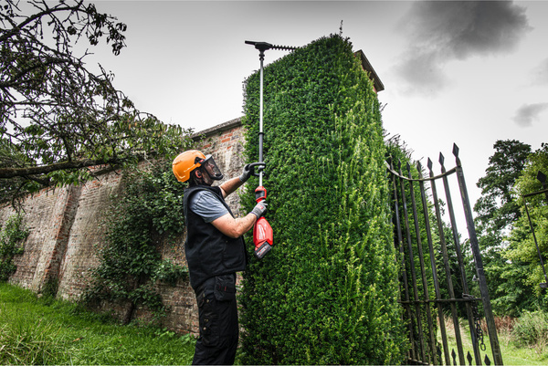 Nożyce do żywopłotu na wysięgniku Milwaukee M18 FHETE22-0