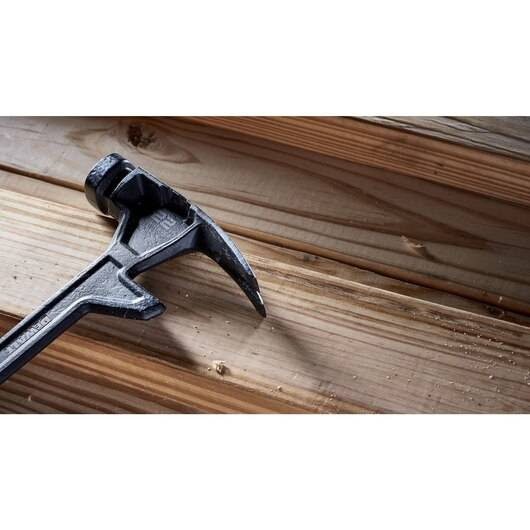 Młotek stalowy DeWALT DWHT51008-0 o masie główki 567g