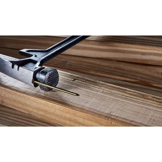 Młotek stalowy DeWALT DWHT51008-0 o masie główki 567g