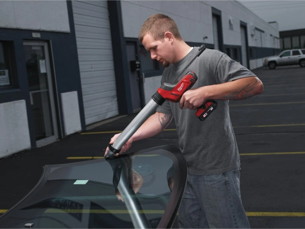 Pistolet do silikonu Milwaukee C18 PCG/600A-201B