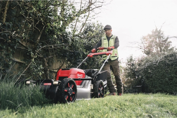 Kosiarka akumulatorowa z napędem Milwaukee M18F2LM53-0