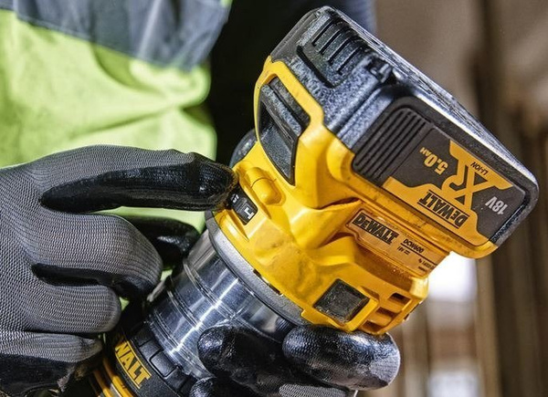 Akumulatorowa frezarka DCW604NT DeWalt + osprzęt
