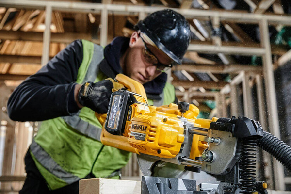 Ukośnica Dewalt DCS777T2