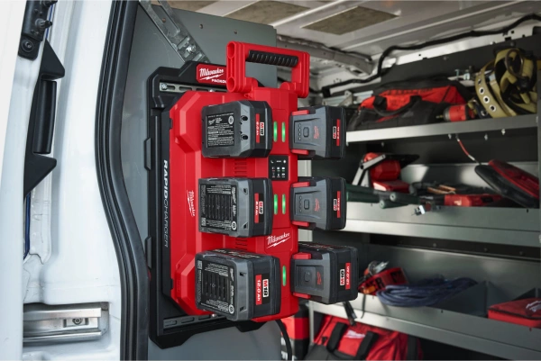 Wieloportowa, szybka ładowarka Milwaukee M18 MPC6 z systemu PACKOUT™