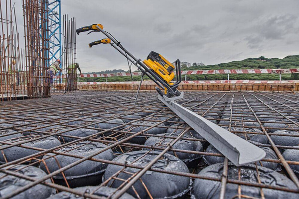 Łata wibracyjna do betonu Dewalt DCPS330N