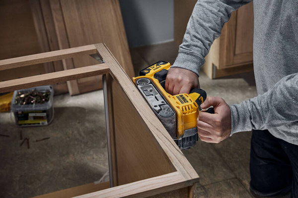 Szlifierka taśmowa Dewalt DCW220NT