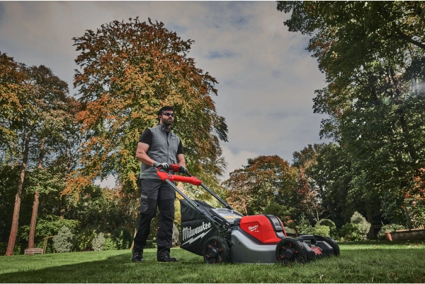 Kosiarka akumulatorowa Milwaukee M18 F2LM46-802 z napędem