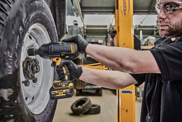 Klucz udarowy Dewalt DCF900NT