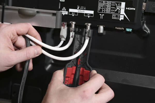 Szczypce do izolacji do kabli centrycznych Wiha 44241