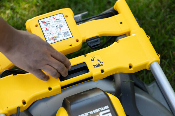 Kosiarka akumulatorowa Dewalt DCMWSP550N