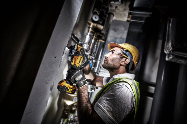 Narzędzie wielofunkcyjne Dewalt DCS356 z akumulatorem 5,0 Ah i walizką