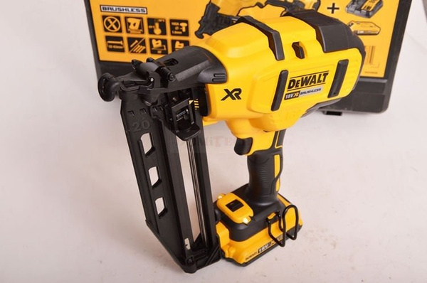 Gwoździarka Dewalt DCN660D2
