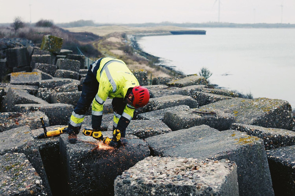 Szlifierka kątowa Dewalt DCG414NT