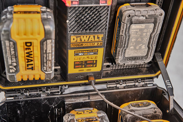 Ładowarka Dewalt DWST83471