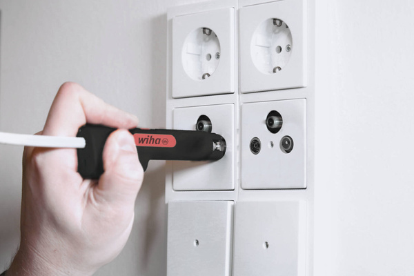 Szczypce do izolacji do kabli centrycznych Wiha 44241