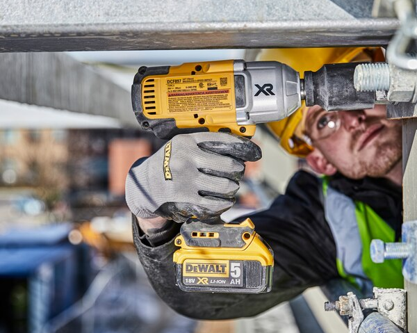 Klucz udarowy DeWalt DCF899 z akumulatorem i walizką