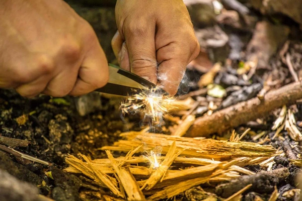 Nóż z krzesiwem NEO Tools 63-109