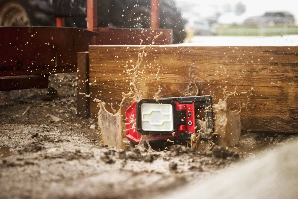 Lampa warsztatowa Milwaukee M18 PAL2-0