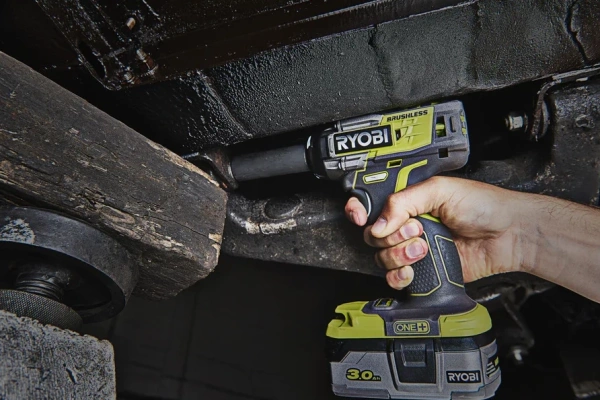 Klucz udarowy Ryobi R18IW7-0 z akumulatorem 4,0 Ah i ładowarką