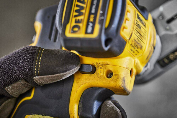 Pilnik taśmowy Dewalt DCM200N