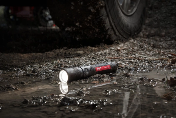 Latarka akumulatorowa z regulacją wiązki Milwaukee L4 TMLED-301