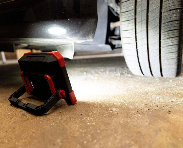 Reflektor budowlany z możliwością ładowania 30W, 3000 lm Wiha 45698