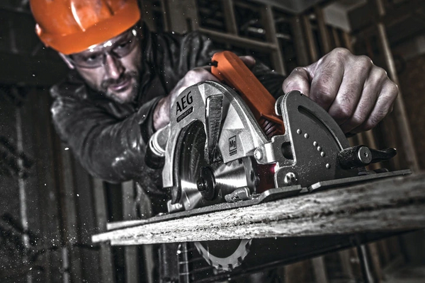 Akumulatorowa pilarka tarczowa 190 mm BKS18BL-0 AEG