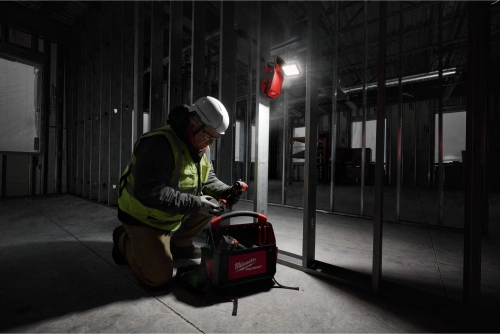 Lampa warsztatowa Milwaukee M18 PAL2-0