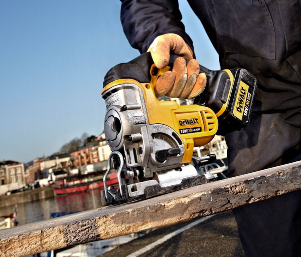 Wyrzynarka Dewalt DCS331N 