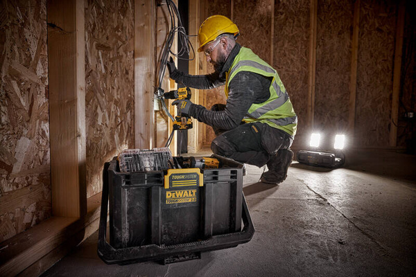 Skrzynia narzędziowa z oświetleniem Dewalt DWST08061-1