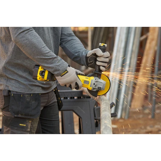 Szlifierka kątowa Stanley Fatmax SFMCG710M1T-QW