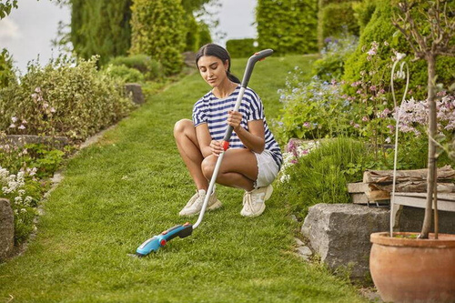 Nożyce do trawy Gardena ComfortCut Li z trzonkiem i kołami 09889-20