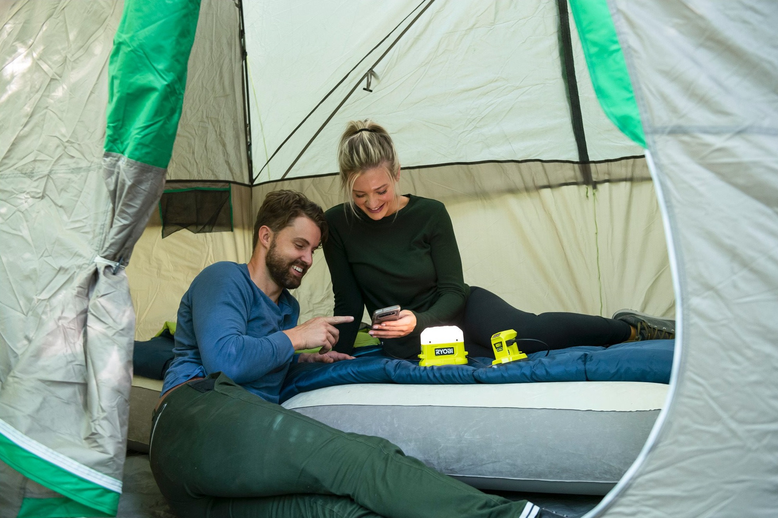 Lampa biwakowa Ryobi RLC18-0 w namiocie