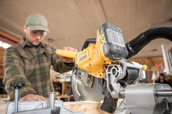 Ukośnica Dewalt DCS782N